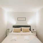 Homely - Cozy Studio, Modern, Near Theater & Kurfuerstendamm Daire