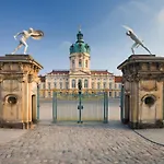 Homely - Cozy Studio, Modern, Near Theater & Kurfuerstendamm Daire *